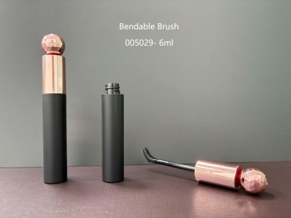 005029
Shaped Mascara with Applicator and Deco Top
