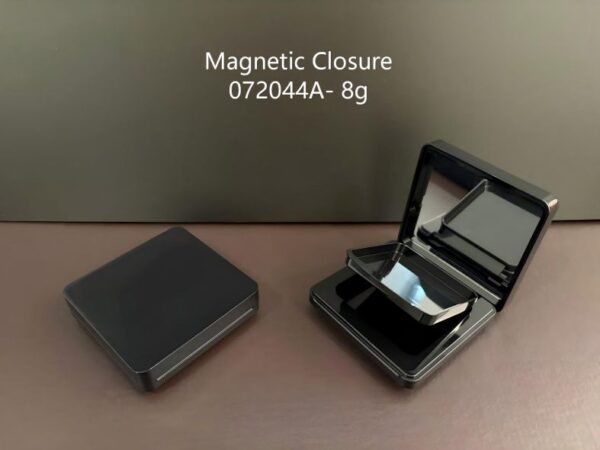 072044A
Square Compact with Mirror and Center Plate