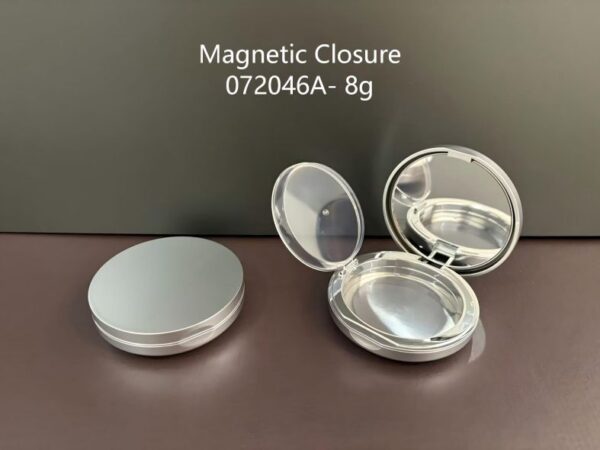 072046A
Compact with Mirror and Center Plate