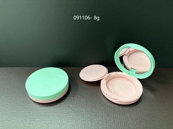 091106
Compact with Mirror and Center Plate and Snap Closure