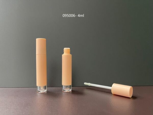 095006
Lipgloss with Applicator and Screw Closure and Regular Wand