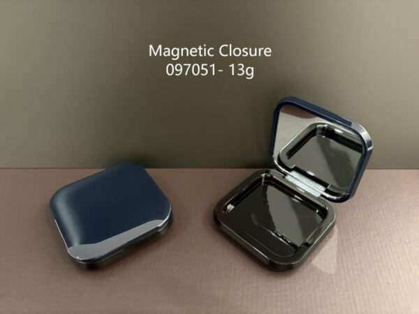 097051
Square Compact with Mirror and Magnetic Closure
