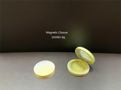 101065
Compact with Mirror and Magnetic Closure