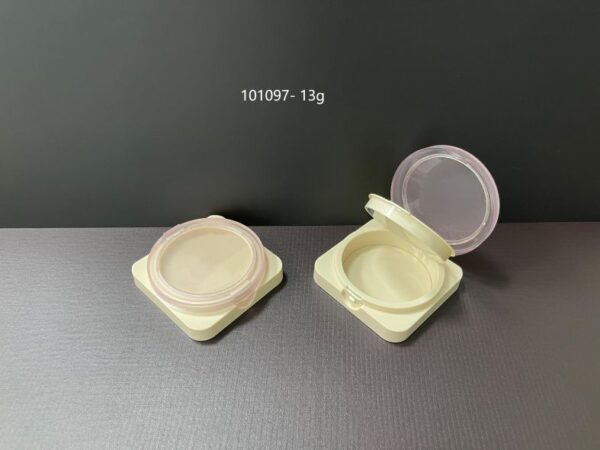 101097
Square Compact with Mirror and Center Plate