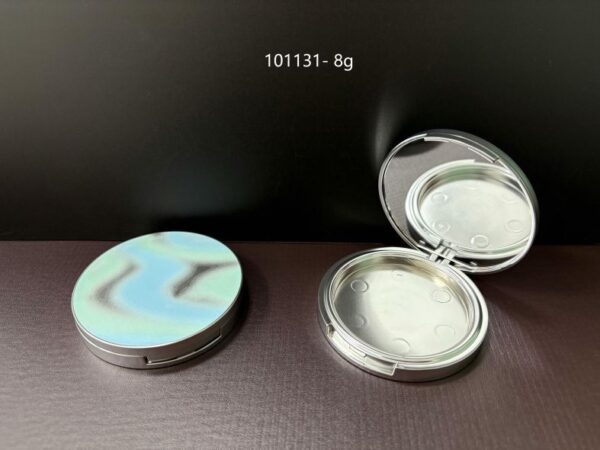 101131
Compact with Mirror and Snap Closure