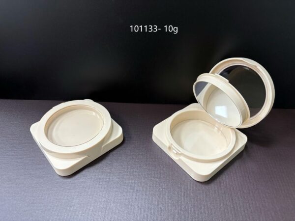 101133
Square Compact with Mirror and Center Plate and Window