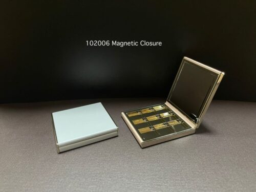102006
Multi-Color Square Compact with Mirror and Deco Top and Magnetic Closure