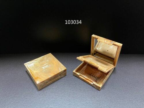 103034
Square Compact with Mirror and Center Plate and Snap Closure, Refillable