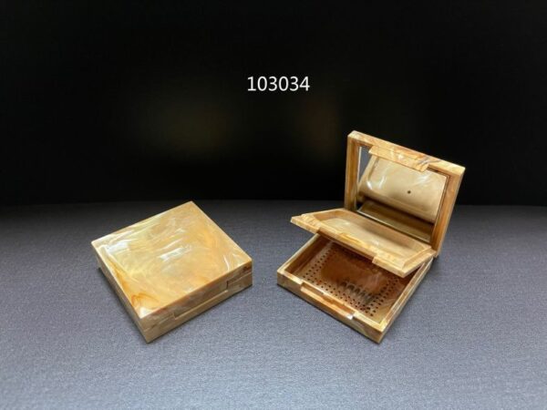 103034
Square Compact with Mirror and Center Plate and Snap Closure, Refillable
