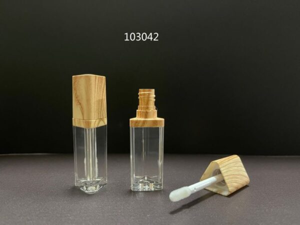 103042
Lipgloss with Applicator