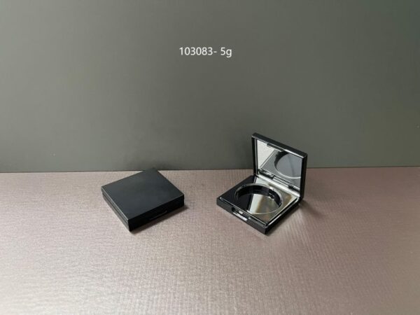 103083
Square Compact with Mirror and Snap Closure
