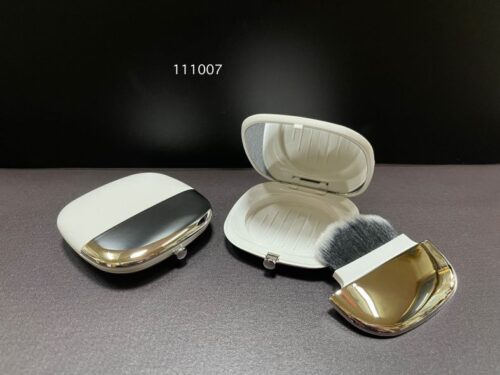 111007
Square Compact with Mirror and Push-Button Closure
