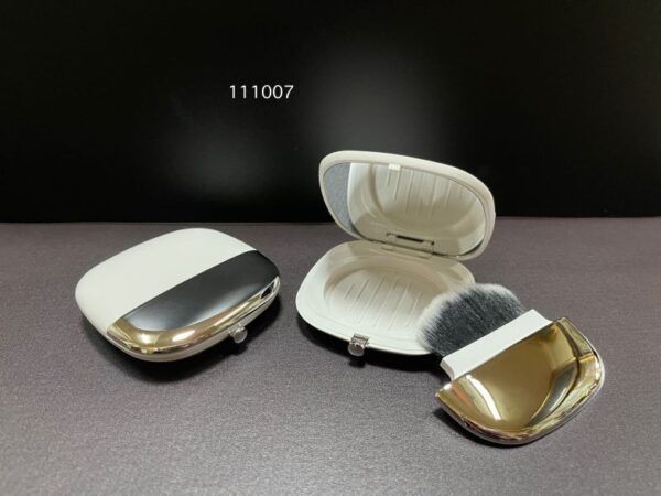 111007
Square Compact with Mirror and Push-Button Closure