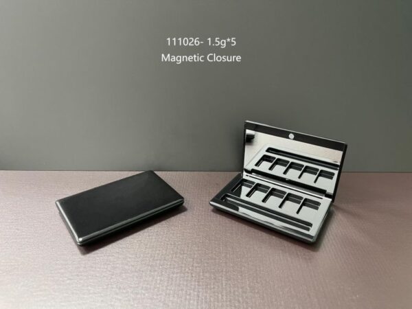 111026
Multi-Color Square Compact with Mirror and Magnetic Closure