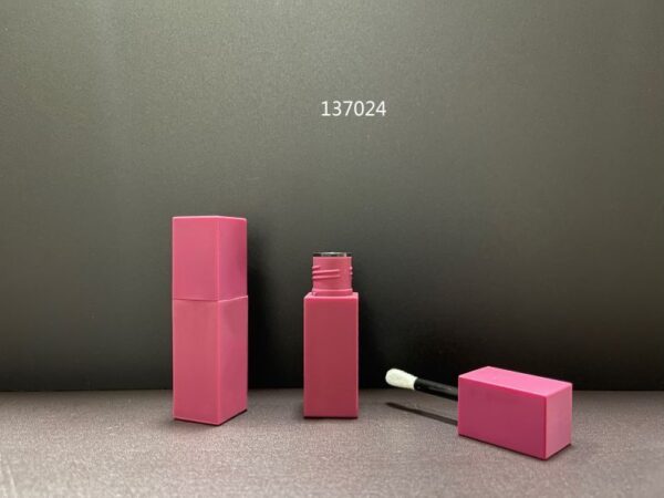 137024
Lipgloss with Applicator