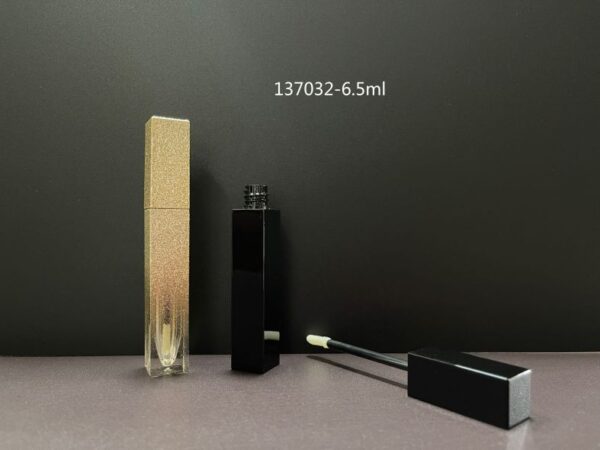 137032
Lipgloss with Applicator