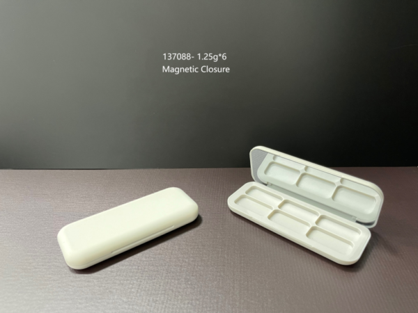 137088
Multi-Color Square Compact with Mirror and Magnetic Closure