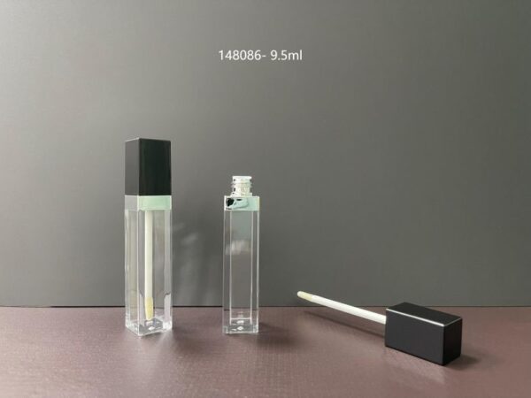 148086
Lipgloss with Applicator