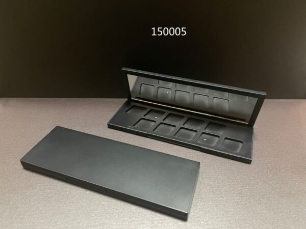 150005
Multi-Color Square Compact with Mirror and Magnetic Closure
