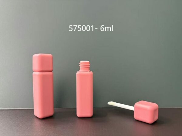 575001
Lipgloss with Applicator
