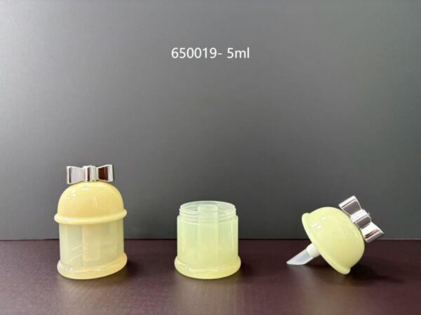 650019
Shaped Lipgloss with Applicator and Deco Top