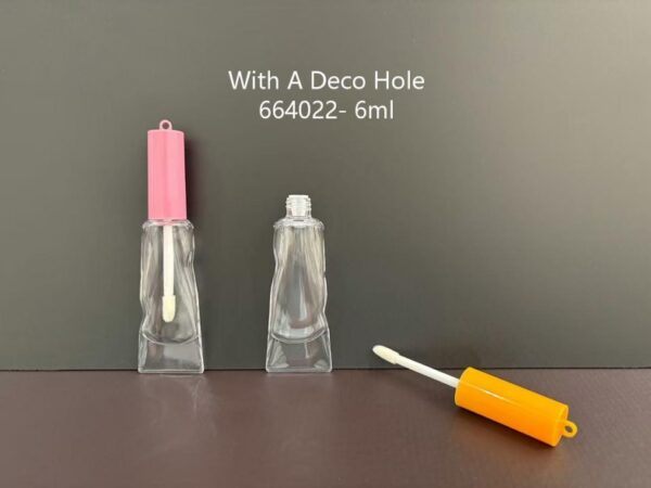 664022
Shaped Lipgloss with Applicator and Loop
