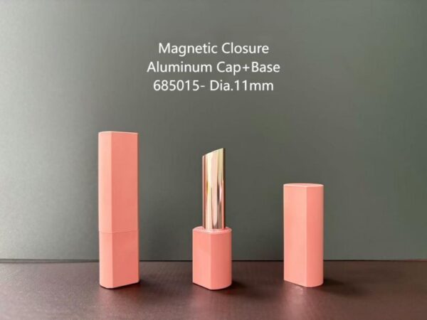 685015
Shaped Lipstick with Magnetic Closure, S-Free