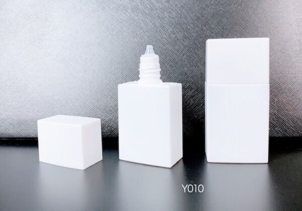 Y010
Square Bottle